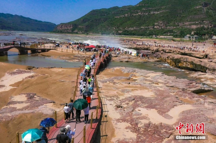 黃河壺口瀑布吸引眾多游客前來(lái)參觀游覽?；粲?攝