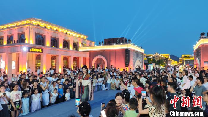 圖為精彩活動吸引了眾多游客?！∈サ睾庸取そ鹧影簿皡^(qū)供圖