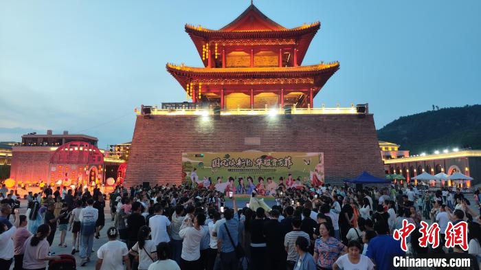 圖為精彩活動吸引了眾多游客。　圣地河谷·金延安景區(qū)供圖