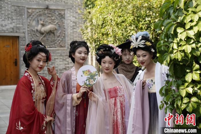 圖為非遺國潮游園會推出多項精彩活動?！∈サ睾庸取そ鹧影簿皡^(qū)供圖