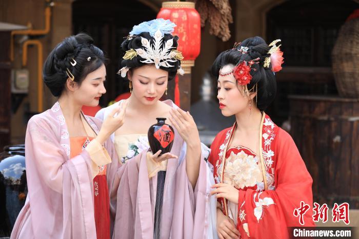 圖為非遺國潮游園會推出多項精彩活動?！∈サ睾庸取そ鹧影簿皡^(qū)供圖