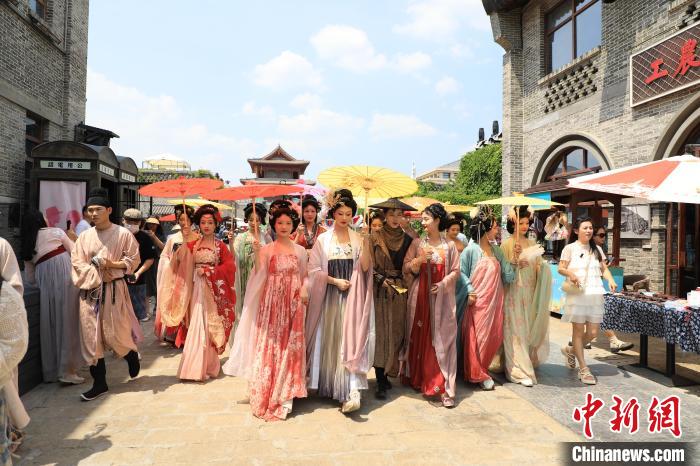 圖為漢服巡游?！∈サ睾庸取そ鹧影簿皡^(qū)供圖