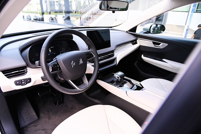 動(dòng)力上，高效能寬適應(yīng)的電驅(qū)系統(tǒng)帶來澎湃動(dòng)力。經(jīng)累計(jì)試驗(yàn)臺(tái)時(shí)超 80000 小時(shí)、道路試驗(yàn)當(dāng)量里程 700 余萬公里的嚴(yán)苛測(cè)試，靠譜續(xù)航滿足不同場(chǎng)景的駕駛需求。