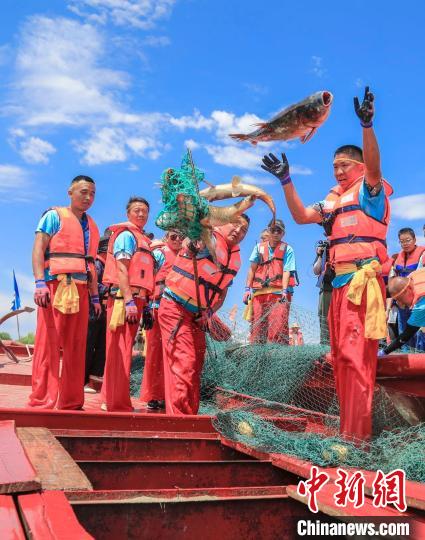 漁民們將魚拋進船艙?！∧昀?攝