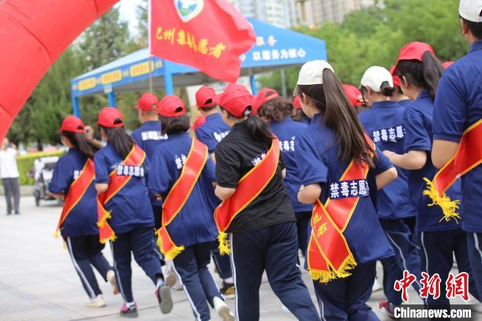 24日，新疆巴州舉行“6·26”國(guó)際禁毒日大型宣傳活動(dòng)，志愿者“健康人生、綠色奔跑”活動(dòng)啟動(dòng)?！√账┛?攝