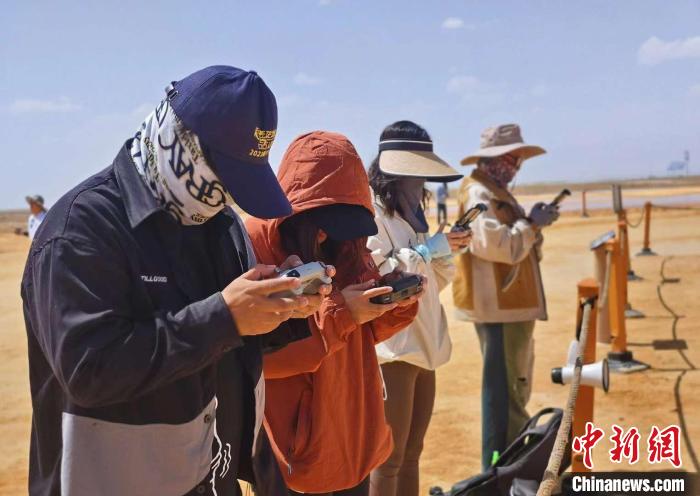 圖為四名旅行達(dá)人在艾肯泉進(jìn)行拍攝。　何倩楠 攝
