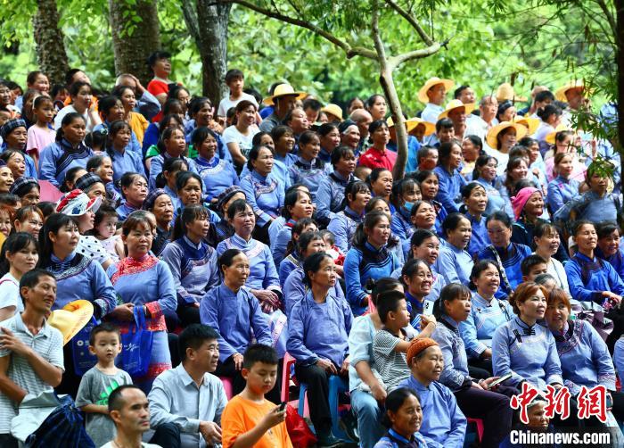 圖為場下的觀眾臺(tái)坐無虛席?！畋厥?攝