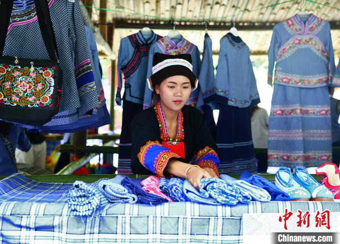 圖為賣土布的少數(shù)民族姑娘。　楊必盛 攝