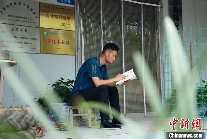 潘軍杰利用閑暇時(shí)間學(xué)習(xí)充電。　陳家樂(lè) 攝