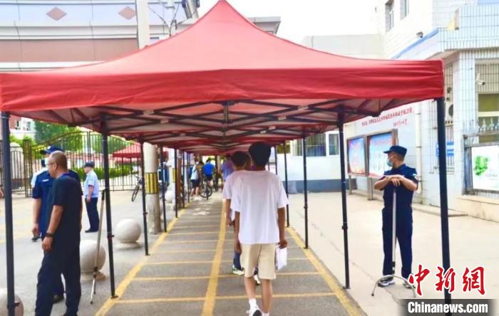 為期三天的2023年北京初中學業(yè)水平考試6月24日開考?！”本┦醒討c區(qū)供圖