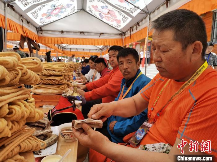 圖為射箭手參加達頓宴?！?zhí)砀?攝