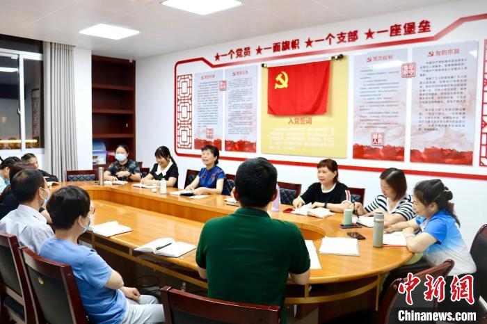 古田縣家庭教育中心開設“婚姻幸福班”，引導家長科學地經(jīng)營家庭?！窃式?攝