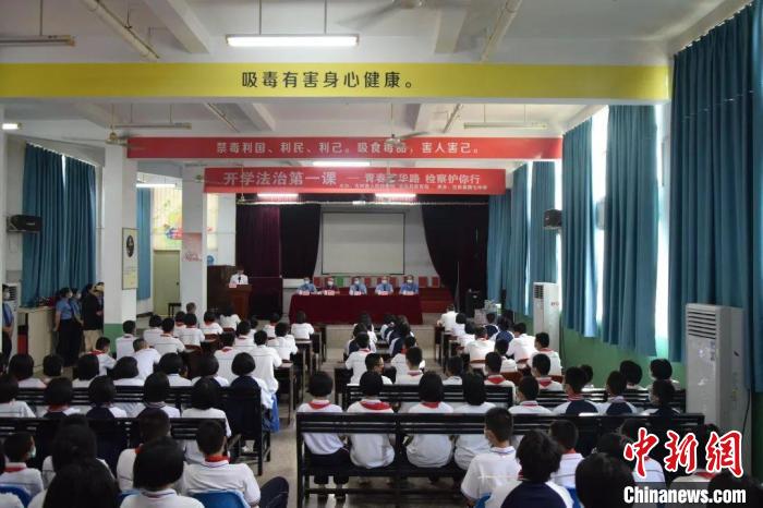 資料圖：古田縣人民檢察院黨組書記、檢察長陳廳走進校園為學生講授“開學法治第一課”?！」盘锟h人民檢察院 供圖