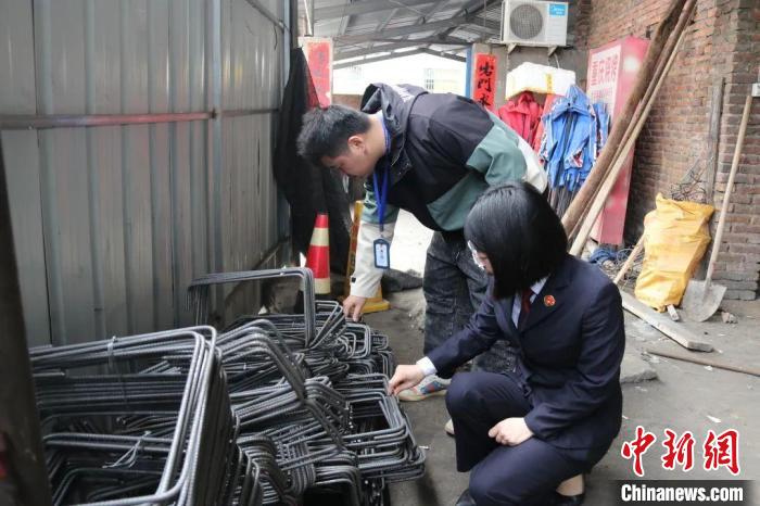 資料圖：古田縣未保聯(lián)盟成員單位實地調(diào)查位于小學校門口邊上的鋼筋場?！」盘锟h人民檢察院 供圖