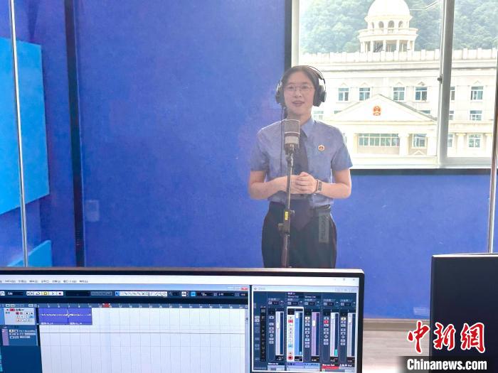 古田縣人民檢察院干警正在錄制普法新媒體視頻?！窃式?攝