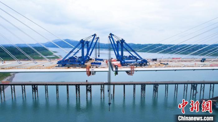 等待最后一節(jié)鋼箱梁的橋面吊機(jī)設(shè)備。　葛洲壩機(jī)電公司供圖