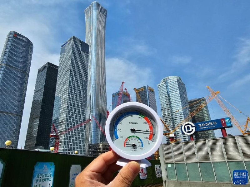6月23日，溫度計顯示北京室外氣溫超過40攝氏度。當(dāng)日7時，北京市氣象臺發(fā)布高溫紅色預(yù)警。（圖源：新華社）