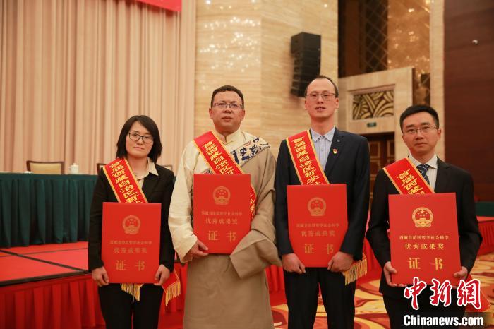 圖為獲獎代表合影留念。　貢嘎來松 攝