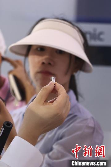 6月26日，在博鰲樂城永不落幕國際創(chuàng)新藥械展，經(jīng)導(dǎo)管植入式雙腔無導(dǎo)線起搏系統(tǒng)吸引媒體記者。　蔣啟明 攝