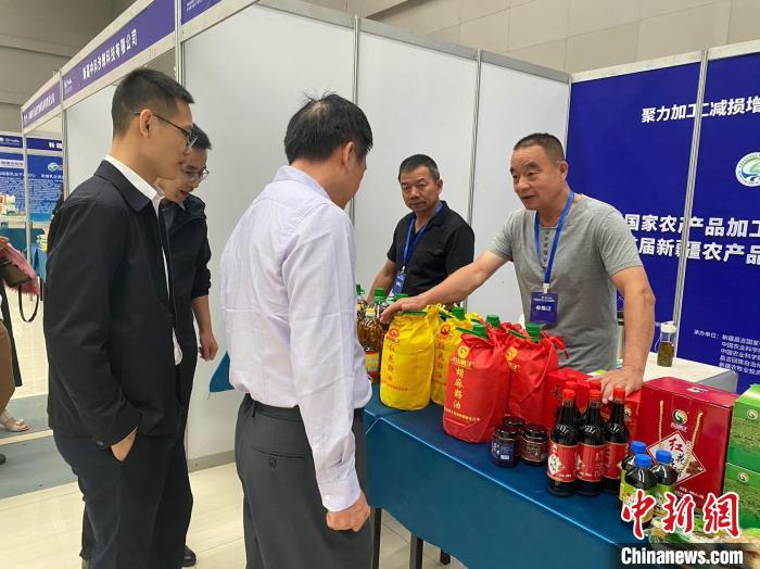 與會嘉賓與參展企業(yè)代表交流?！≈荑?攝