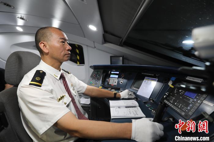 貴陽機務(wù)段動車司機張光黔正在駕駛55311次試驗列車?！F成都局供圖