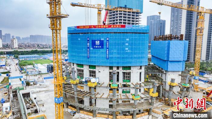 新一代“空中造樓機(jī)”項(xiàng)目應(yīng)用現(xiàn)場(chǎng) 李經(jīng)緯 攝 新一代“空中造樓機(jī)”項(xiàng)目應(yīng)用現(xiàn)場(chǎng) 李經(jīng)緯 攝