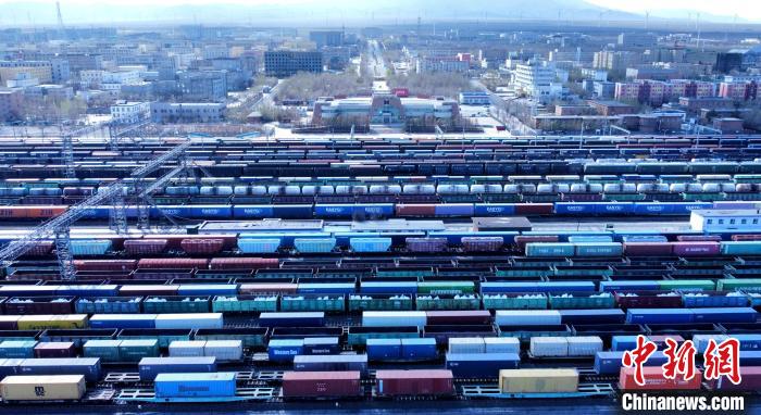 阿拉山口站編組場內(nèi)停靠著待發(fā)的中歐班列及其他出入境貨物列車?！￡惽?攝