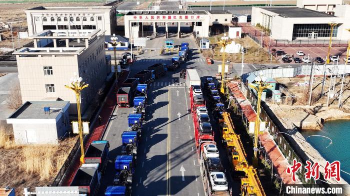 巴克圖口岸排隊等候通關(guān)的成品車?！『鸂栙I提·木爾扎汗 攝