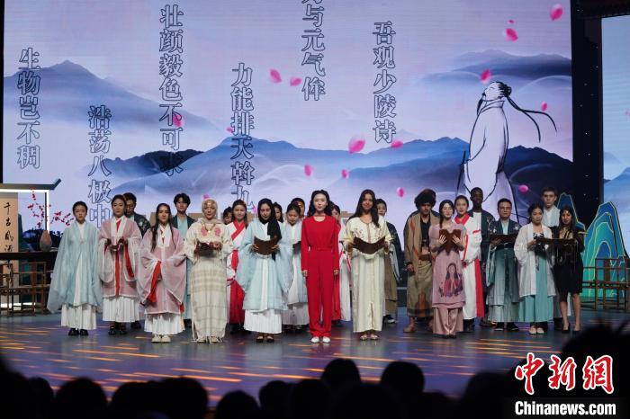 中外學生唱誦王安石詩詞跨千年時空與古人對話