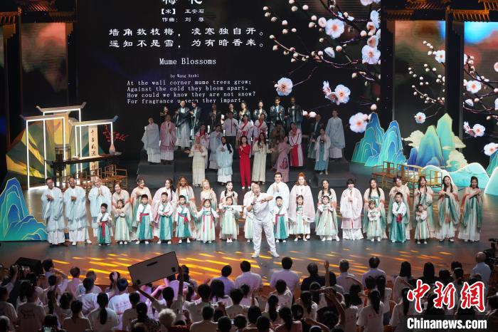 人教版義務教育語文課標古詩詞歌曲作曲人、北京語言大學客座教授劉尊帶領大家全場合唱《梅花》 中國教育電視臺《新歌來啦》欄目組供圖