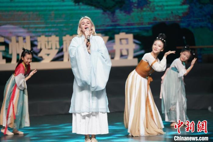 北京語言大學俄羅斯留學生郁欣可演唱《泊船瓜洲》 中國教育電視臺《新歌來啦》欄目組供圖