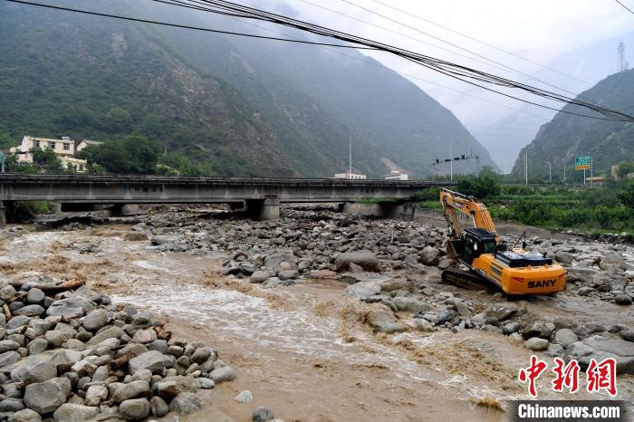27日，四川汶川突發(fā)山洪泥石流災(zāi)害。圖為汶川縣綿虒鎮(zhèn)板子溝泥石流災(zāi)害現(xiàn)場?！∥榕庞?攝