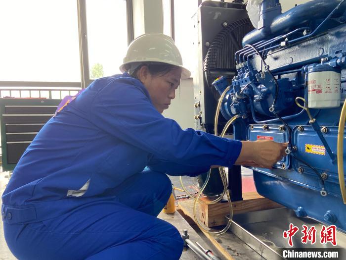 沈文珍操作現(xiàn)場?！×植?攝