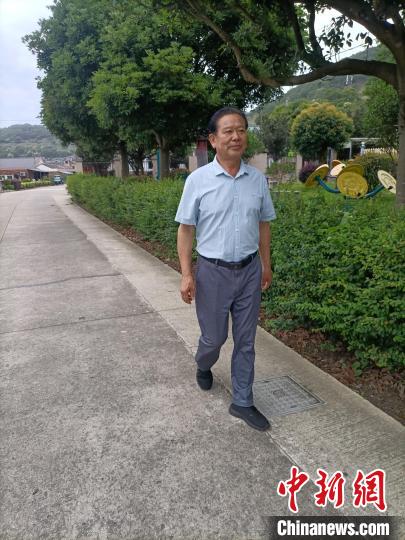 在海島散步的陳勝利。　受訪者供圖