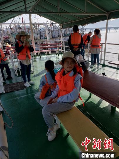 游客乘坐休閑漁船領(lǐng)略海島風(fēng)光?！∈茉L者供圖