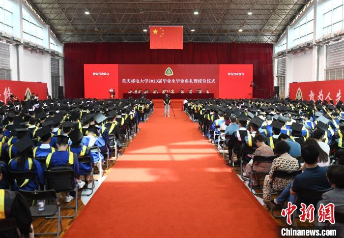 畢業(yè)生啟程書寫“青春故事”重郵校長(zhǎng)寄語(yǔ)“從小我走向大我”