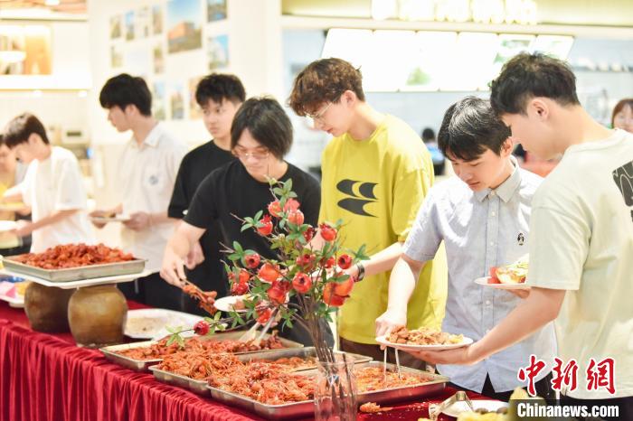 浙江一高校請畢業(yè)生吃豪華自助3年間惠及11200余名學子