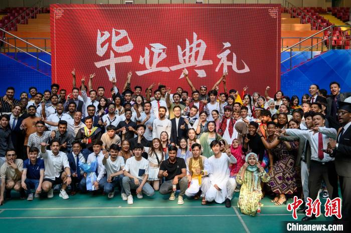 國(guó)際學(xué)生合影留念?！№f亮 攝