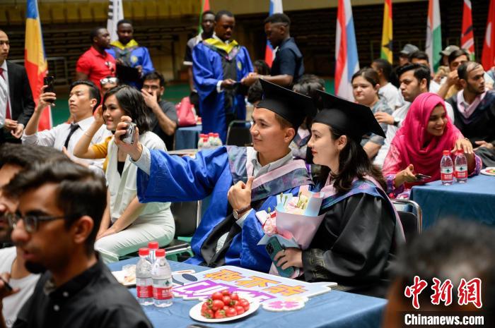 國(guó)際學(xué)生自拍留影。　韋亮 攝