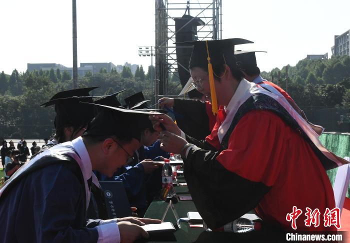 圖為重慶醫(yī)科大學(xué)舉行2023屆學(xué)生畢業(yè)典禮暨學(xué)位授位儀式。　周毅 攝