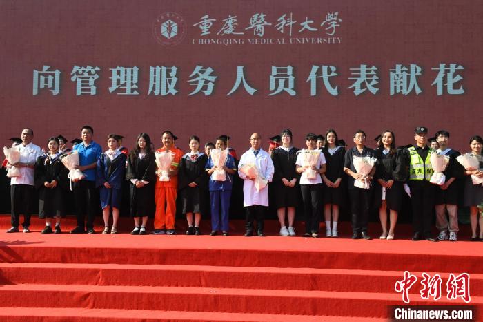 圖為重慶醫(yī)科大學(xué)舉行2023屆學(xué)生畢業(yè)典禮暨學(xué)位授位儀式現(xiàn)場。　周毅 攝