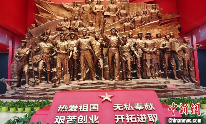 新疆兵團軍墾博物館是以新中國屯墾戍邊革命歷史為主要研究及陳列內(nèi)容的博物館?！∈酚窠?攝