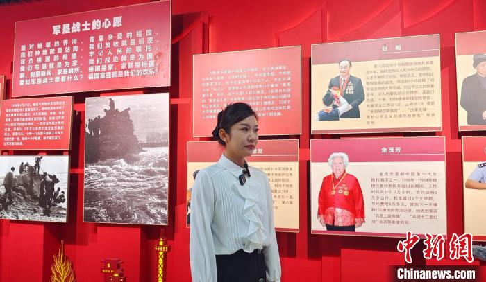 講解員顧晨葉說，現(xiàn)在來館參觀學習的人很多?！∈酚窠?攝