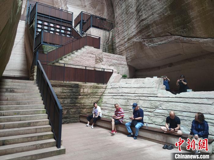 位于縉云縣的采石遺跡吸引游客?！「碉w揚(yáng) 攝