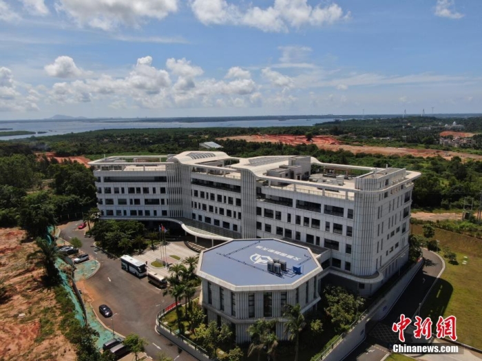 6月26日，航拍海南文昌國際航天城產(chǎn)業(yè)服務(wù)中心。海南文昌國際航天城成立于2020年。成立以來，文昌國際航天城聚焦航天主業(yè)，創(chuàng)新龍頭企業(yè)招商、新型研發(fā)機(jī)構(gòu)招商、應(yīng)用場景招商、產(chǎn)業(yè)鏈招商、政策招商、基金招商模式，加快推進(jìn)航天城發(fā)射區(qū)、高新區(qū)、旅游區(qū)“三區(qū)”聯(lián)動發(fā)展，加快培育火箭鏈、衛(wèi)星鏈、數(shù)據(jù)鏈“三鏈”產(chǎn)業(yè)同構(gòu)，探索發(fā)展“航天+”產(chǎn)業(yè)，在投融資、土地保障、功能性項(xiàng)目和產(chǎn)業(yè)項(xiàng)目落地等方面取得重大進(jìn)展。<a target='_blank' href='/'>中新社</a>記者 蔣啟明 攝