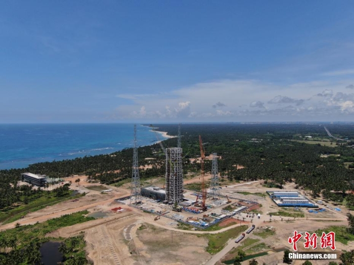 6月26日，航拍建設(shè)中的海南商業(yè)航天發(fā)射場。海南文昌國際航天城成立于2020年。成立以來，文昌國際航天城聚焦航天主業(yè)，創(chuàng)新龍頭企業(yè)招商、新型研發(fā)機(jī)構(gòu)招商、應(yīng)用場景招商、產(chǎn)業(yè)鏈招商、政策招商、基金招商模式，加快推進(jìn)航天城發(fā)射區(qū)、高新區(qū)、旅游區(qū)“三區(qū)”聯(lián)動發(fā)展，加快培育火箭鏈、衛(wèi)星鏈、數(shù)據(jù)鏈“三鏈”產(chǎn)業(yè)同構(gòu)，探索發(fā)展“航天+”產(chǎn)業(yè)，在投融資、土地保障、功能性項(xiàng)目和產(chǎn)業(yè)項(xiàng)目落地等方面取得重大進(jìn)展。<a target='_blank' href='/'>中新社</a>記者 蔣啟明 攝