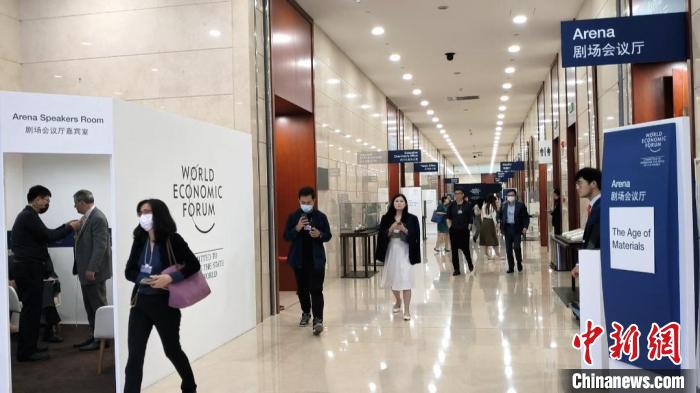 圖為與會(huì)者準(zhǔn)備走入第十四屆夏季達(dá)沃斯論壇會(huì)場(chǎng)。　周亞強(qiáng) 攝