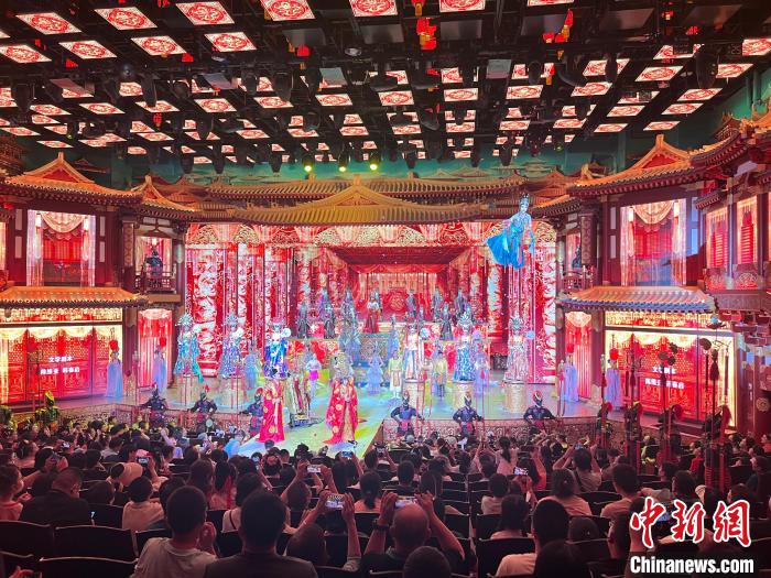 6月29日，西安大唐芙蓉園內游客正在觀看表演?！±钜画[ 攝