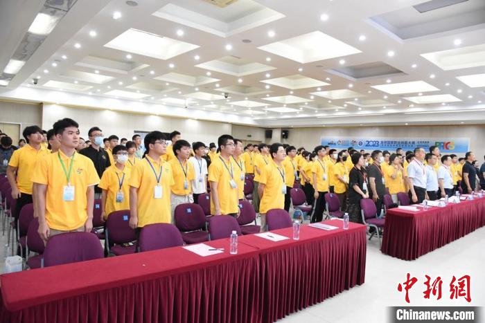 200余名參賽師生起立同唱國歌?！≈熘靖?攝