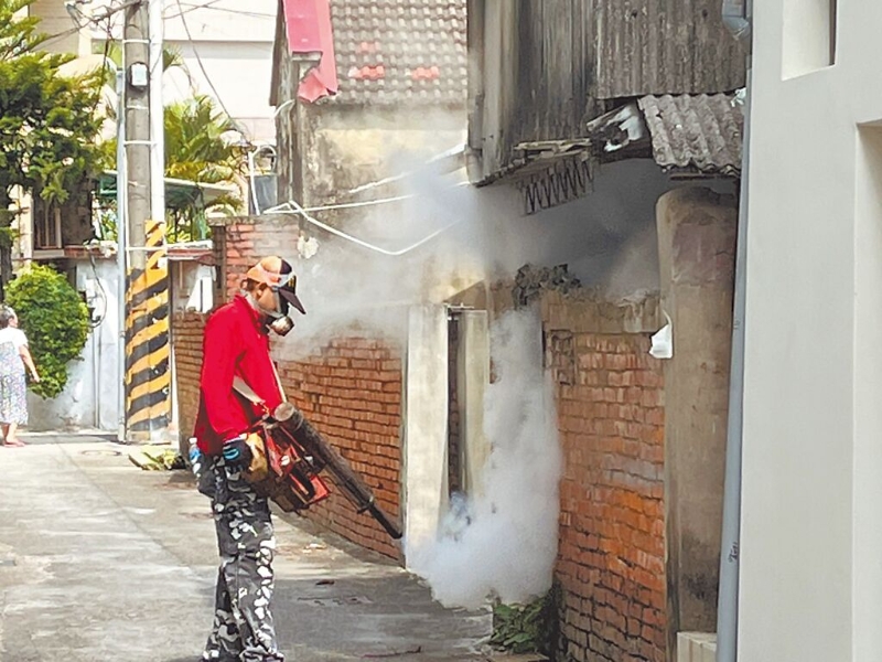 臺南登革熱疫情嚴峻，疫情熱區(qū)的仁德區(qū)成功里27日針對空屋展開化學清消作業(yè)。（曹婷婷攝） 圖片來源：臺灣“中時新聞網(wǎng)”.jpg